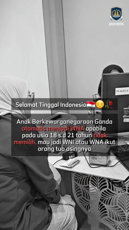 Tahukah Sahabat?
Anak hasil perkawinan campuran antara WNI dan WNA bisa memiliki dua kewarganegaraan sejak lahir. Hal ini juga bisa terjadi pada anak dari dua orang tua WNI, jika lahir di negara yang menganut asas ius soli (kewarganegaraan berdasarkan tempat lahir). Namun, status ini bersifat sementara atau yang dikenal sebagai Kewarganegaraan Ganda Terbatas.
Sesuai Pasal 6 Undang-Undang Nomor 12 Tahun 2006 tentang Kewarganegaraan, Anak Berkewarganegaraan Ganda Terbatas wajib menyatakan pilihannya: ingin tetap menjadi WNI atau memilih kewarganegaraan asing, dalam rentang usia 18 hingga 21 tahun.
📌 Bagaimana jika tidak memilih hingga lewat usia 21 tahun?
👉 Status WNI-nya otomatis gugur
👉 Tidak bisa lagi mengajukan paspor RI
👉 Kehilangan hak-hak sebagai WNI
👉 Bahkan bisa berisiko stateless jika tidak diakui oleh negara lain
Jadi pastikan pilihan kewarganegaraan diajukan tepat waktu demi menjaga status hukum dan hak sebagai WNI.
Kanim Jaksel We Serve You Like A Sultan!